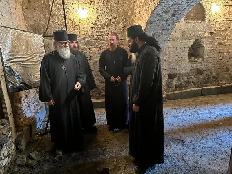 Actori în costum, pe un platou de filmare într-un decor istoric interior