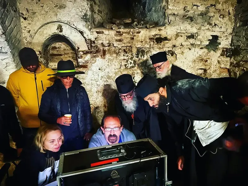 Echipa de producție Metropolis Film verificând o secvență la monitorul de regie, pe platou