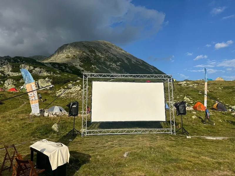 Ecran de cinema în aer liber pe cadru, format compact, montat la altitudine în munți