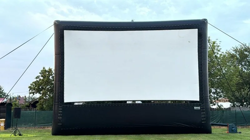 Ecran gonflabil de cinema în aer liber, format mediu, vedere frontală