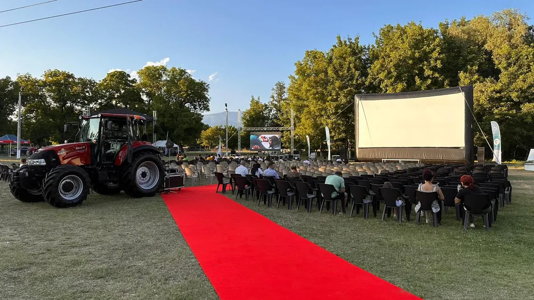 Montarea ecranului de cinema în aer liber, cu covor roșu și scaune