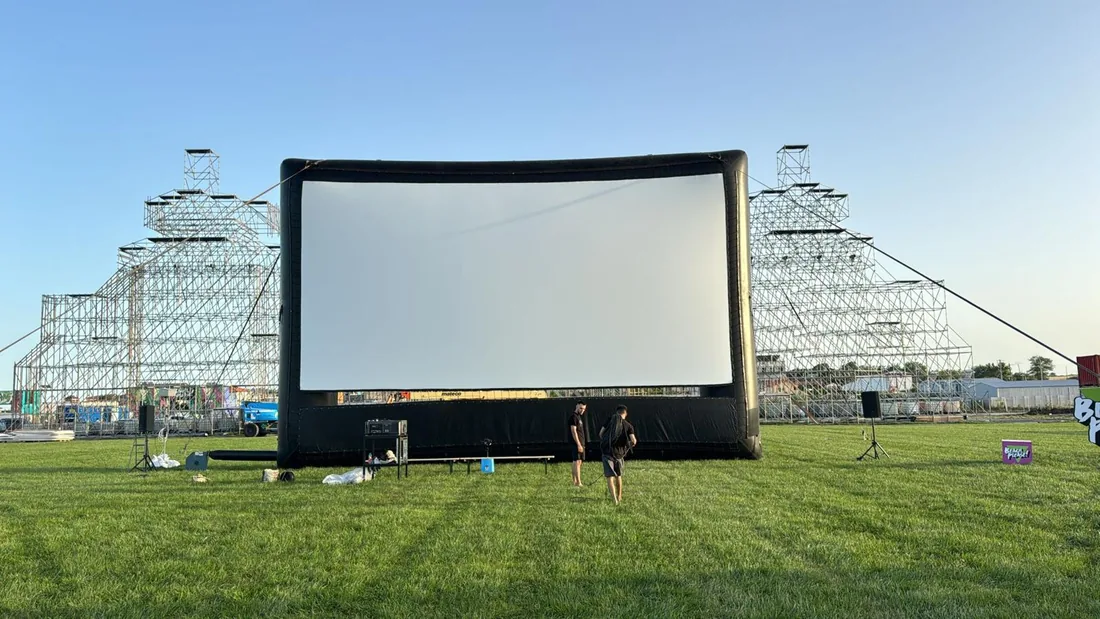 Ecran gonflabil de cinema montat pe stadion, ziua