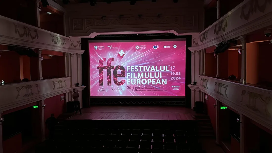 Ecran gonflabil de cinema în aer liber, format mare, vedere frontală, noaptea