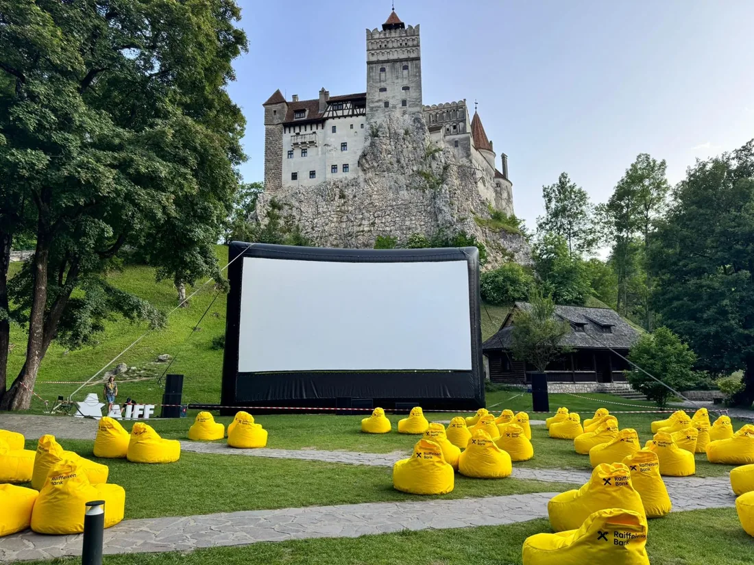 Ecran gonflabil de cinema în aer liber montat sub Castelul Bran